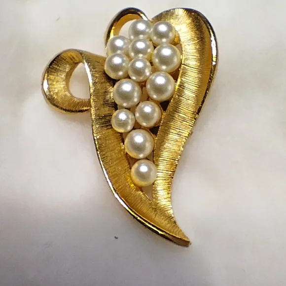 Vintage Gold Coloured Brooch With White Faux Pearls - Picture 6 of 6